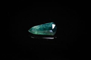 Saphir bleu vert fantaisie. Probablement Australie. 1.63 ct. 11.5mm x 6.5mm