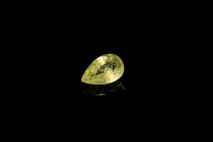 Saphir jaune vert poire. Probablement Tanzanie, jolie couleur, inclusions, non chauffé. 1.25 ct. 5.2mm x 8.1mm
