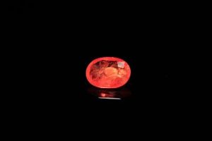Saphir orange ovale. Probablement Tanzanie, très belle couleur. 1.27 ct. 8.0mm x 5.8mm