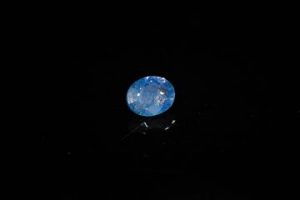 Saphir ovale. Probablement Ceylan, inclusions. 0.81 ct. 6.0mm x 5.0mm