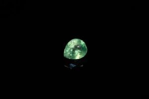 Saphir vert poire. Probablement Madagascar, jolie couleur, inclusions, non chauffé. 1.06 ct. 5.3mm x 6.4mm