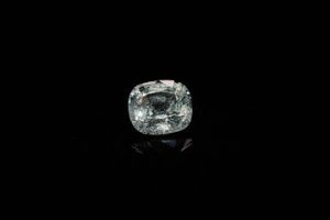 Spinelle violet coussin. Jolie couleur, inclusions. 1.53 ct. 7.3mm x 6.4mm