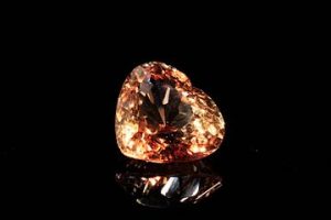 Topaze impériale coeur. Probablement Brésil, VVS. 13.36 cts. 15.8mm x 13.7mm