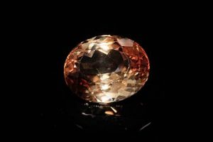 Topaze impériale ovale. Très belle couleur, beau lustre. 12.32 cts. 14.9mm x 12.1mm