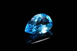 Topaze «swiss blue» poire. 6.98 cts. 15.0mm x 10.0mm