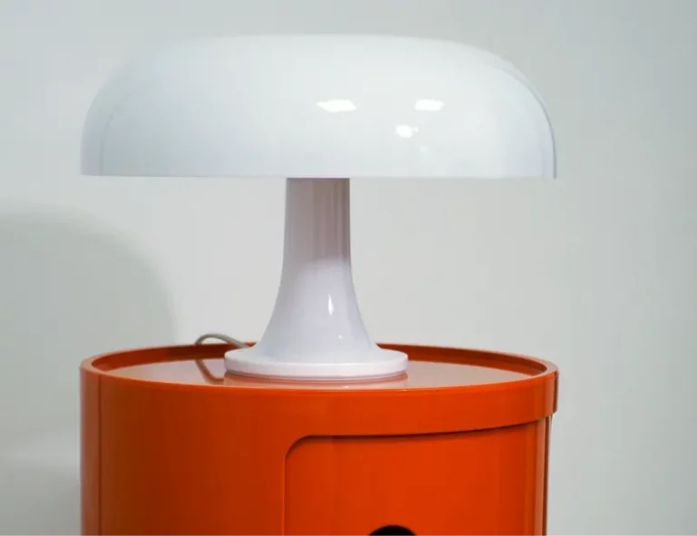 Giancarlo MATTIOLI (1933- ) pour ARTEMIDE. Lampe de table "Nessino" blanche, diam. 32 cm
