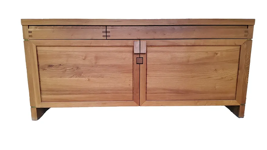 Enfilade R08 en orme massif. Deux portes et deux tiroirs asymétriques en façade. Dimensions: Longueur 183 cm Hauteur 84 cm et Largeur 53 cm. Adjugée 4030 euros.