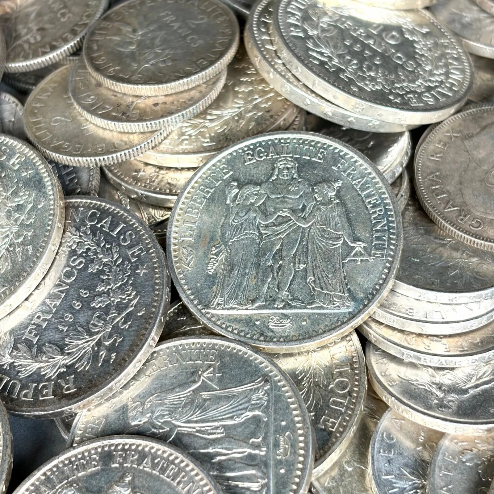 Ensemble de monnaies en argent vendues par la maison de vente Labarbe à Toulouse le 4 juin 2026