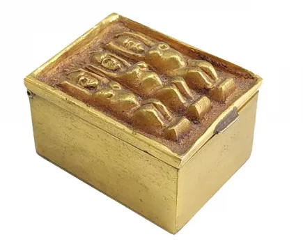 Line-Vautrin-pillulier Line VAUTRIN (1913-1997). Lot : Pilulier rectangulaire en bronze doré à décor des trois gracieuses.